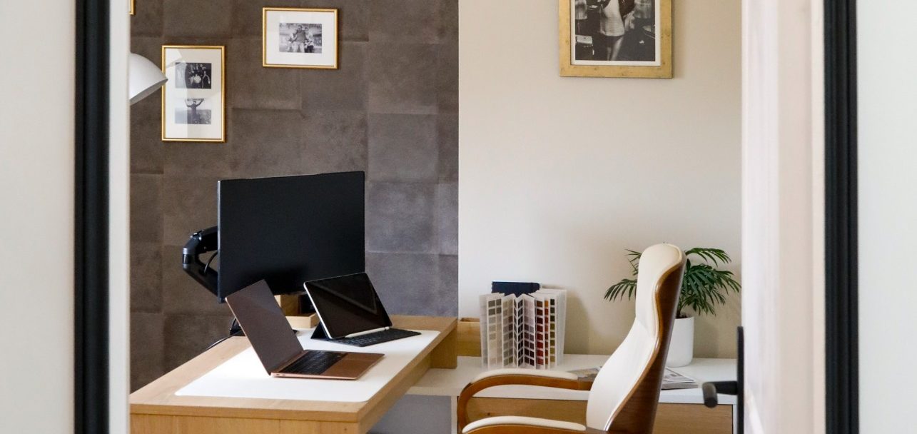 Aménagement complet d’un espace bureau élégant et texturé dans le Morbihan, conçu et décoré par Amande Création d’Intérieur 