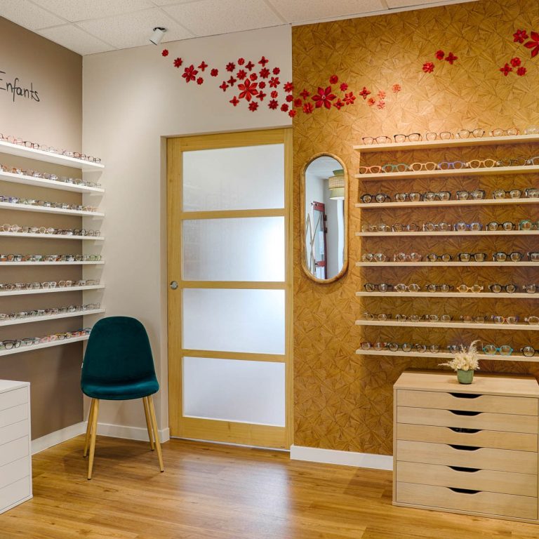 Projet Saint Jean Brevelay Boutique optique Aménagement boutique optique ambiance lumineuse, nature et créative