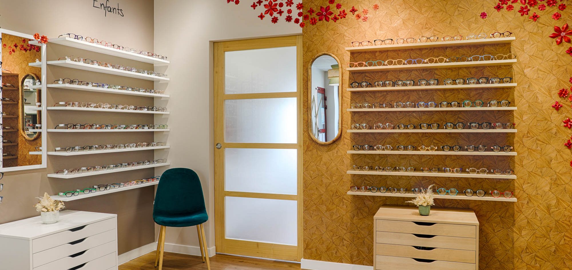 Magasin d’optique entièrement rénové et décoré à Saint-Jean-Brévelay dans le Morbihan par Amande Création d’Intérieur